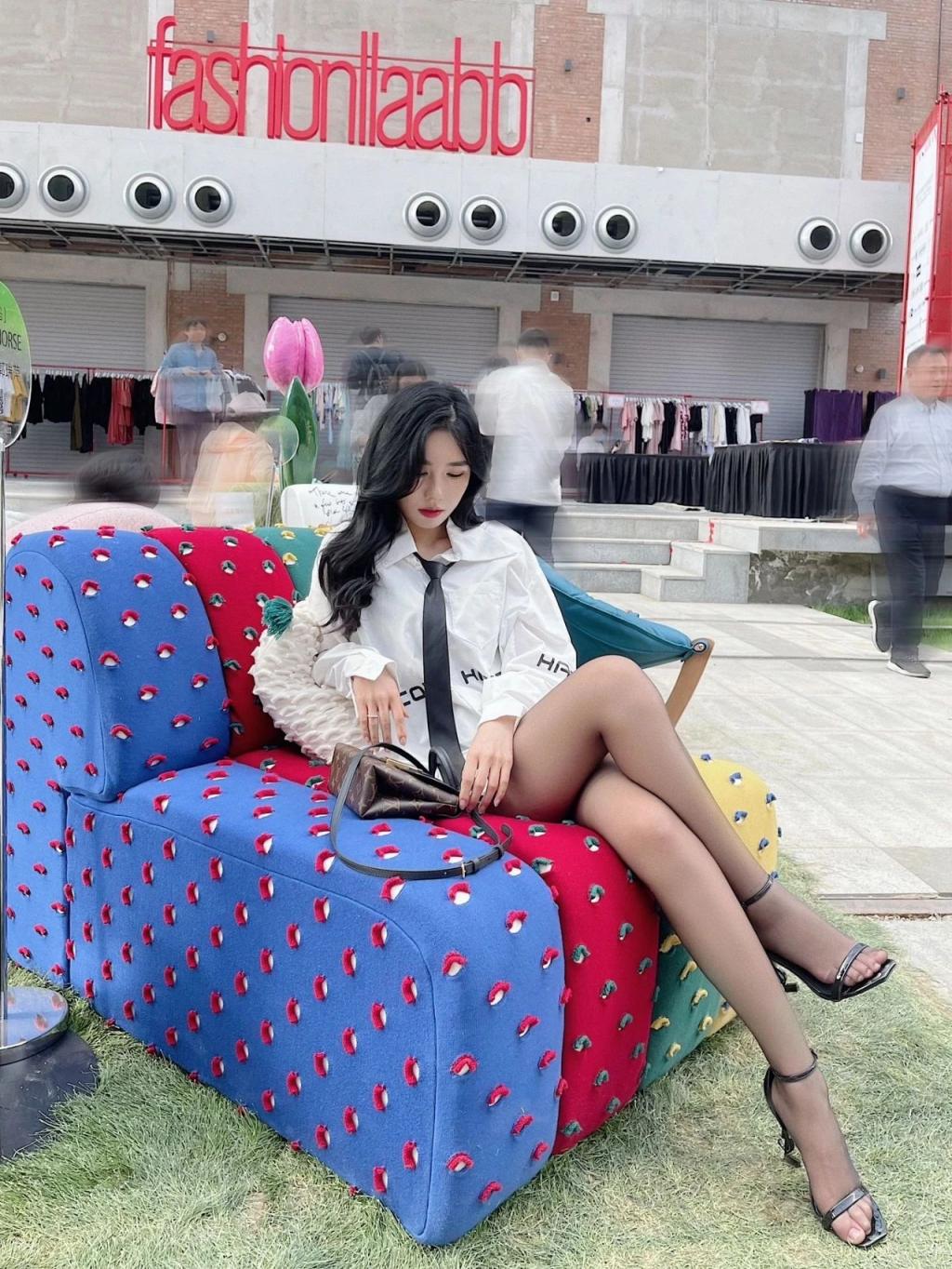 曲线婀娜，满屏肉丝大长腿