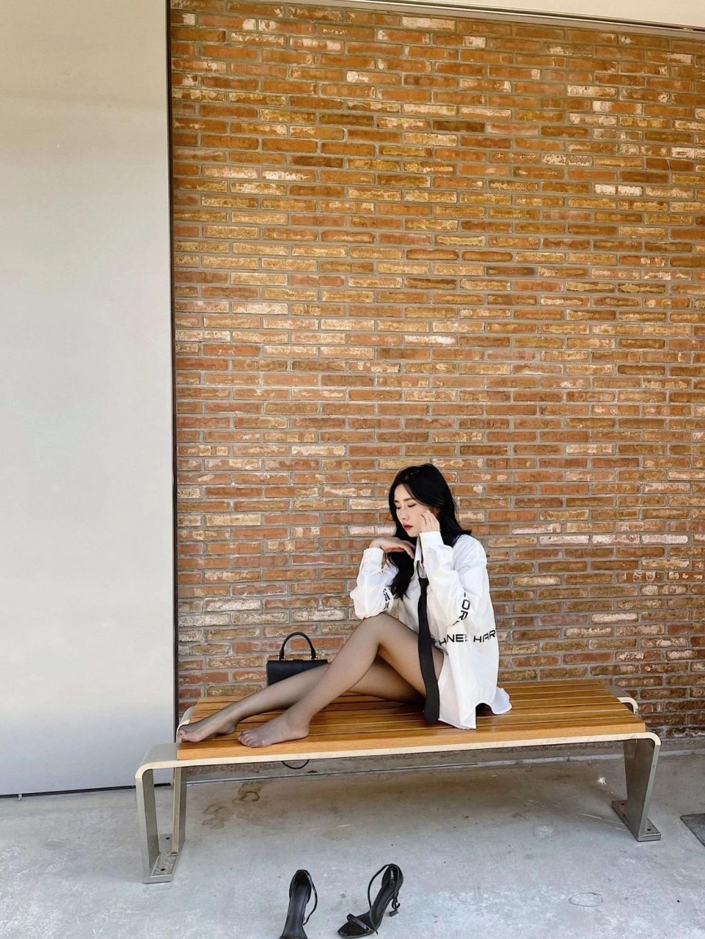 曲线婀娜，满屏肉丝大长腿