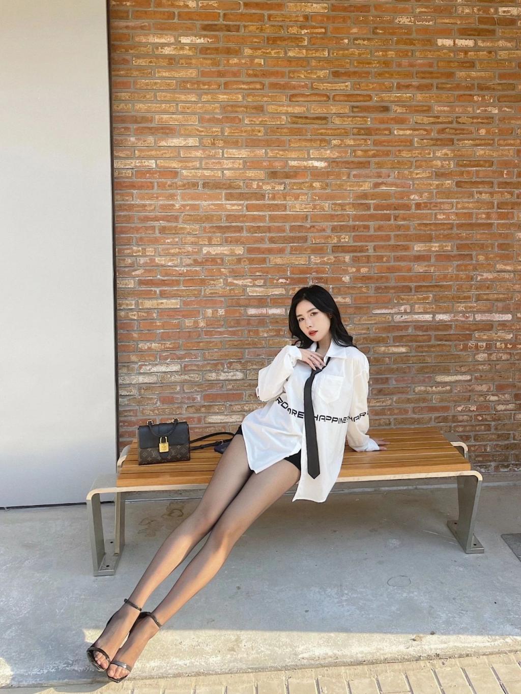 曲线婀娜，满屏肉丝大长腿