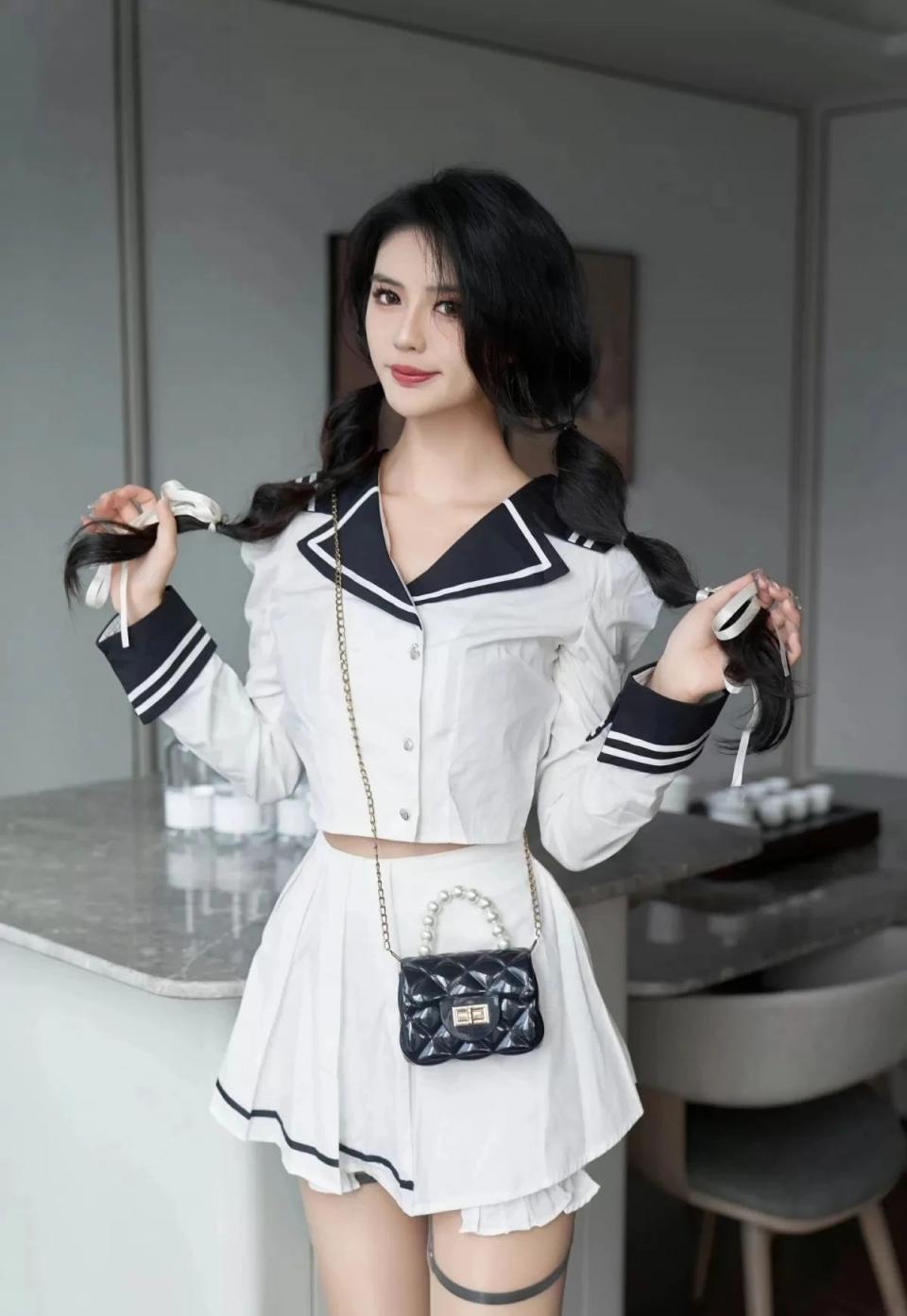 曼妙身材前凸后翘，太棒了