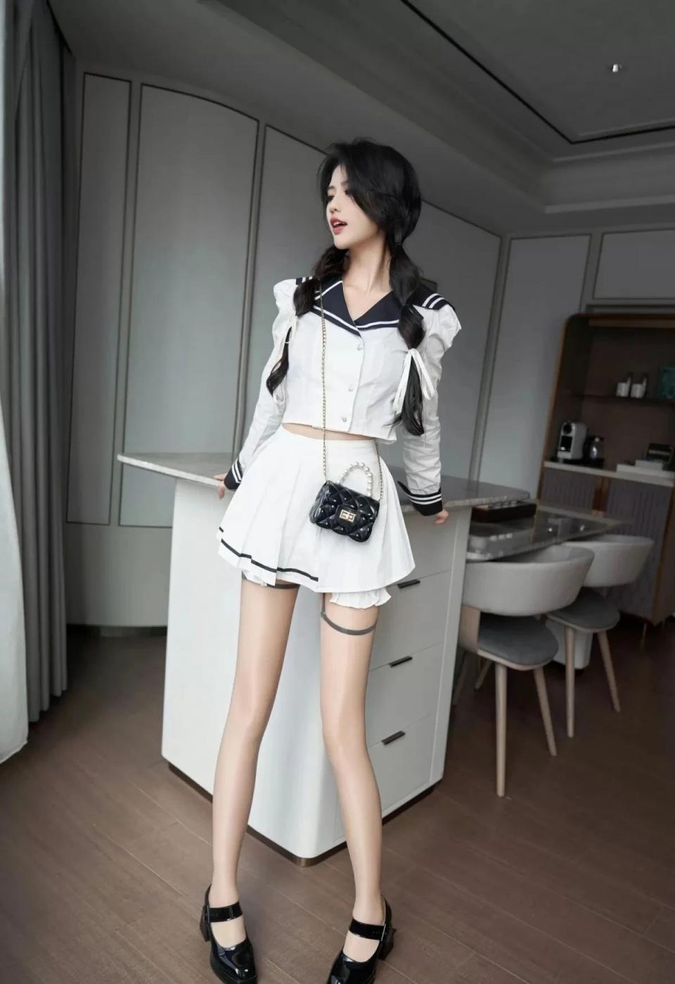 曼妙身材前凸后翘，太棒了