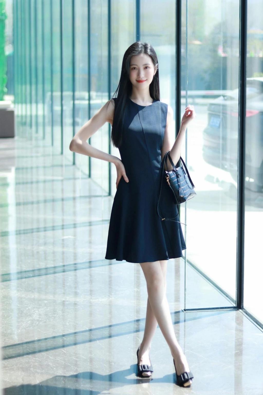 曼妙身材前凸后翘，太棒了