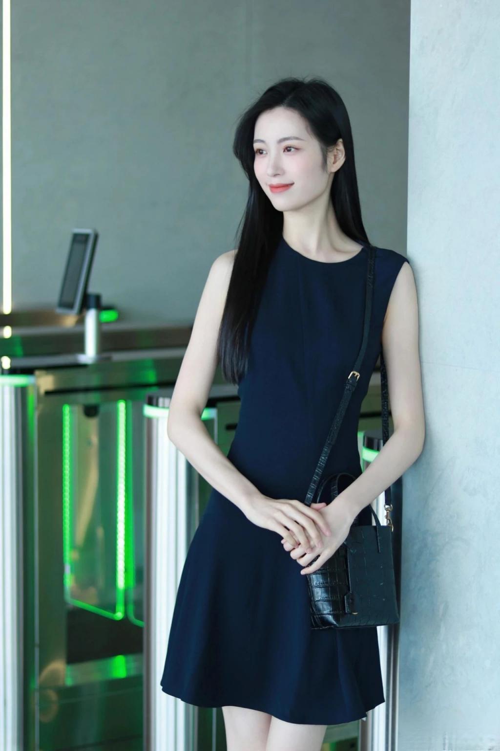 曼妙身材前凸后翘，太棒了