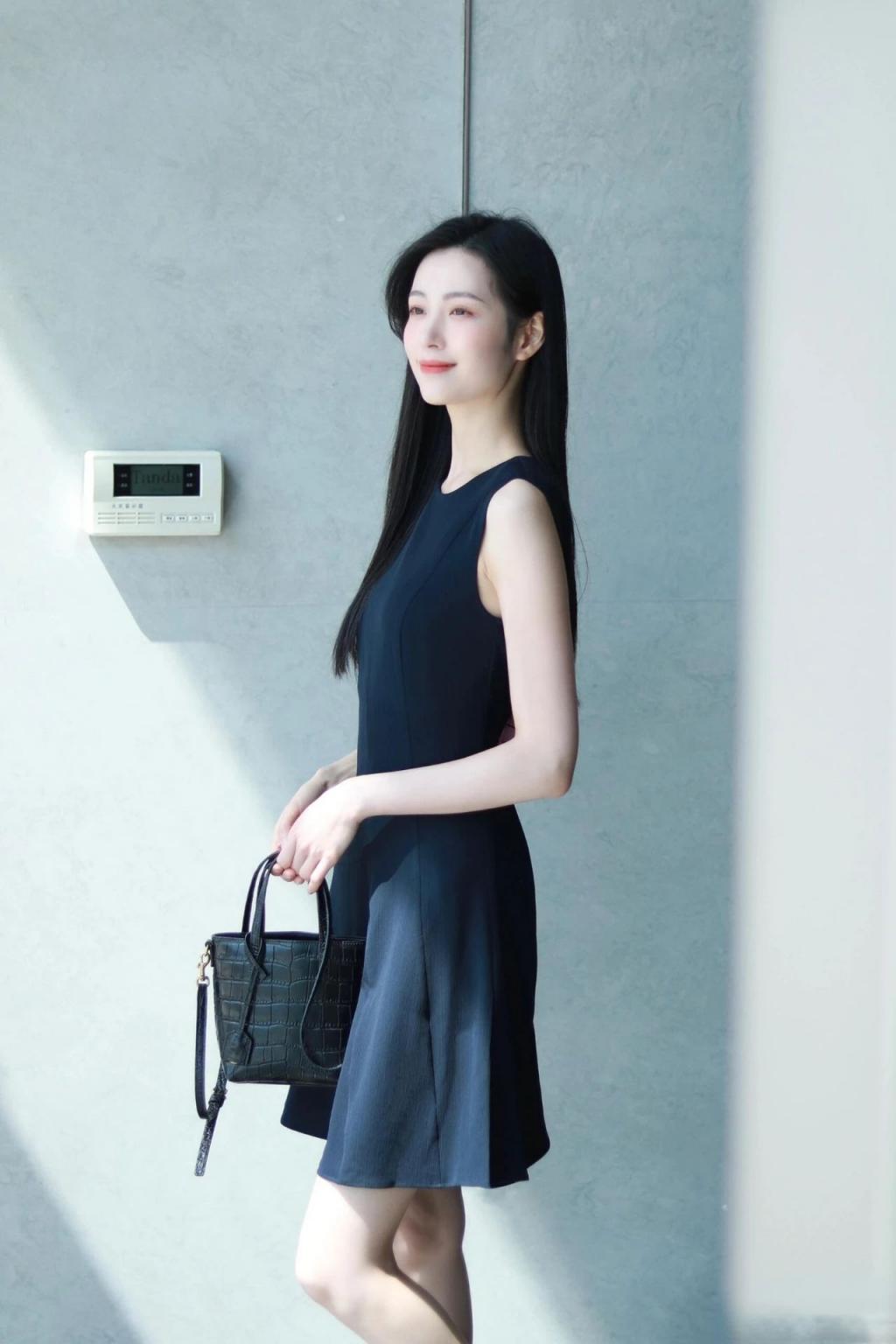 曼妙身材前凸后翘，太棒了