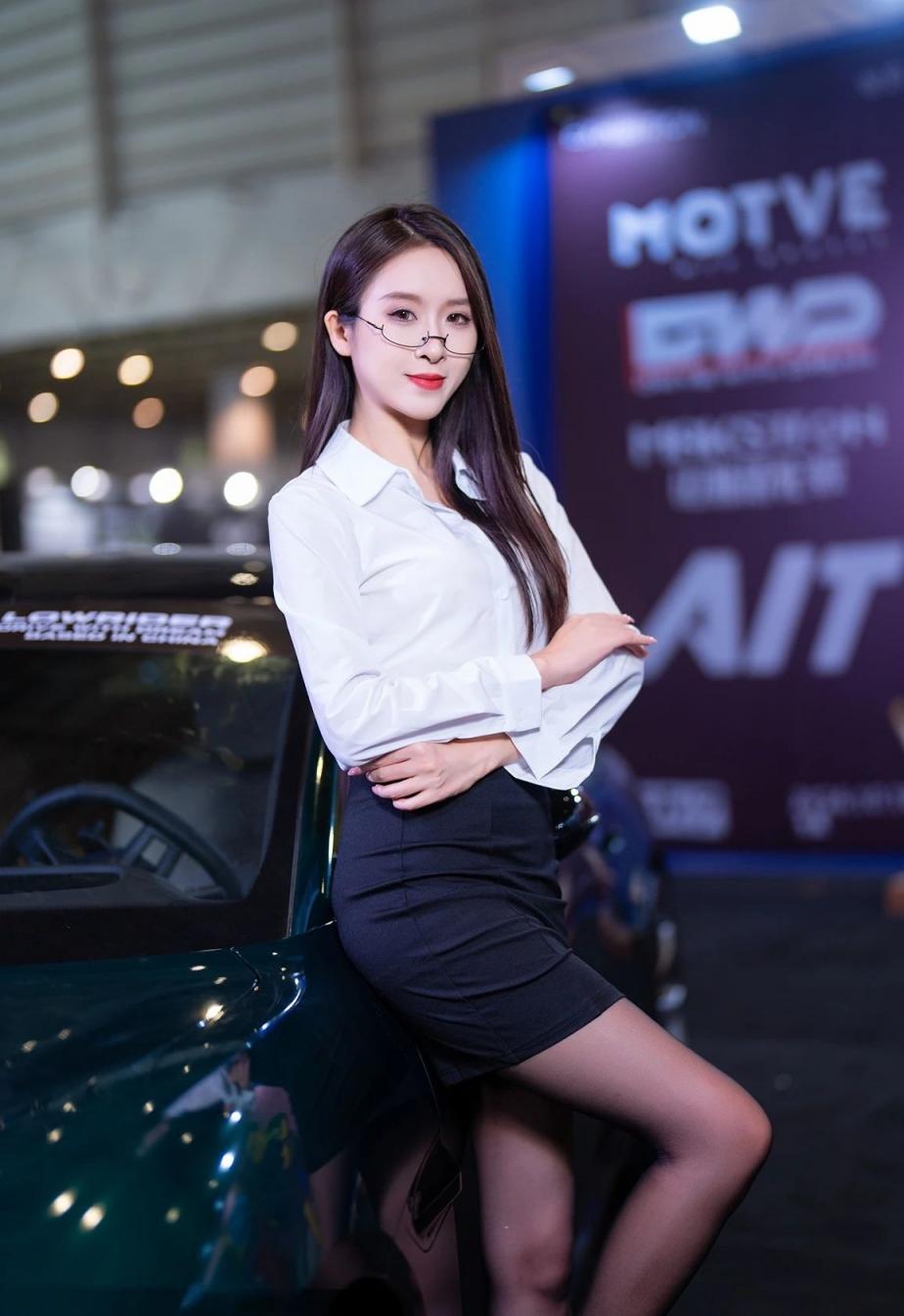 曼妙身材前凸后翘，太棒了