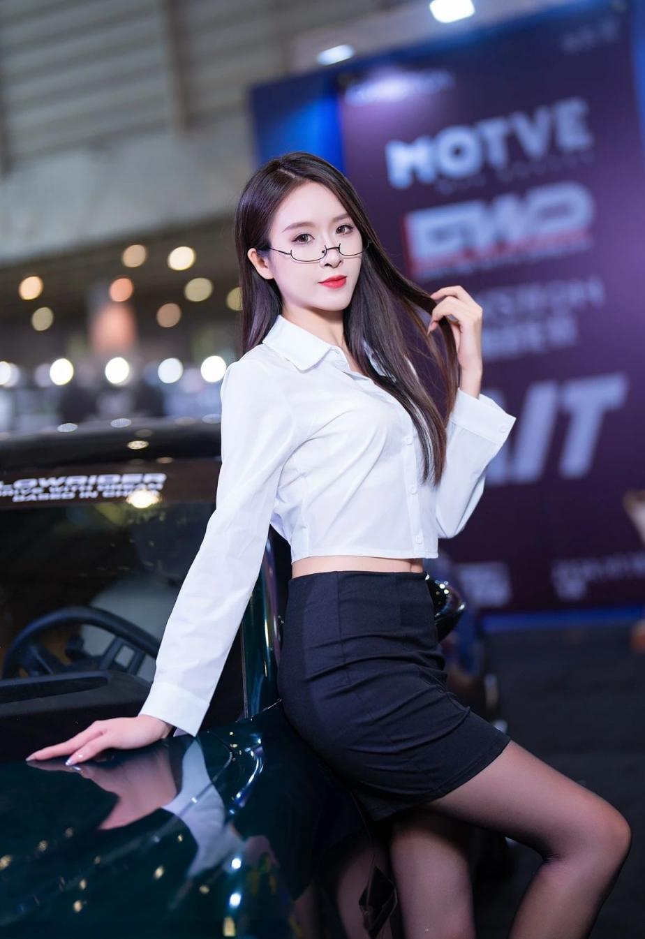 曼妙身材前凸后翘，太棒了