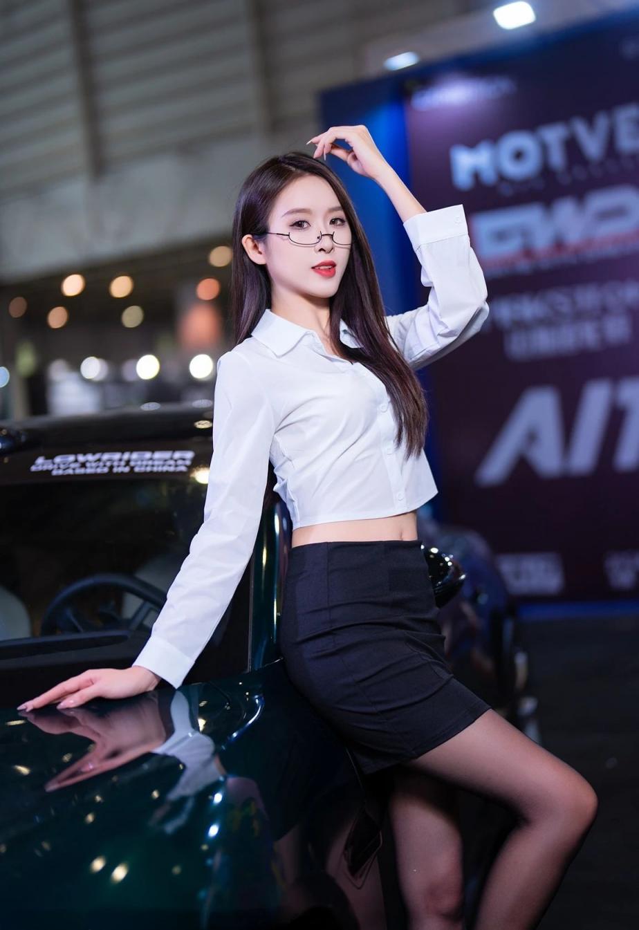 曼妙身材前凸后翘，太棒了