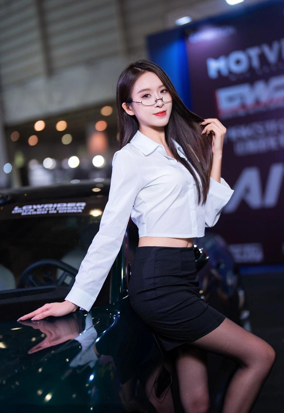 曼妙身材前凸后翘，太棒了