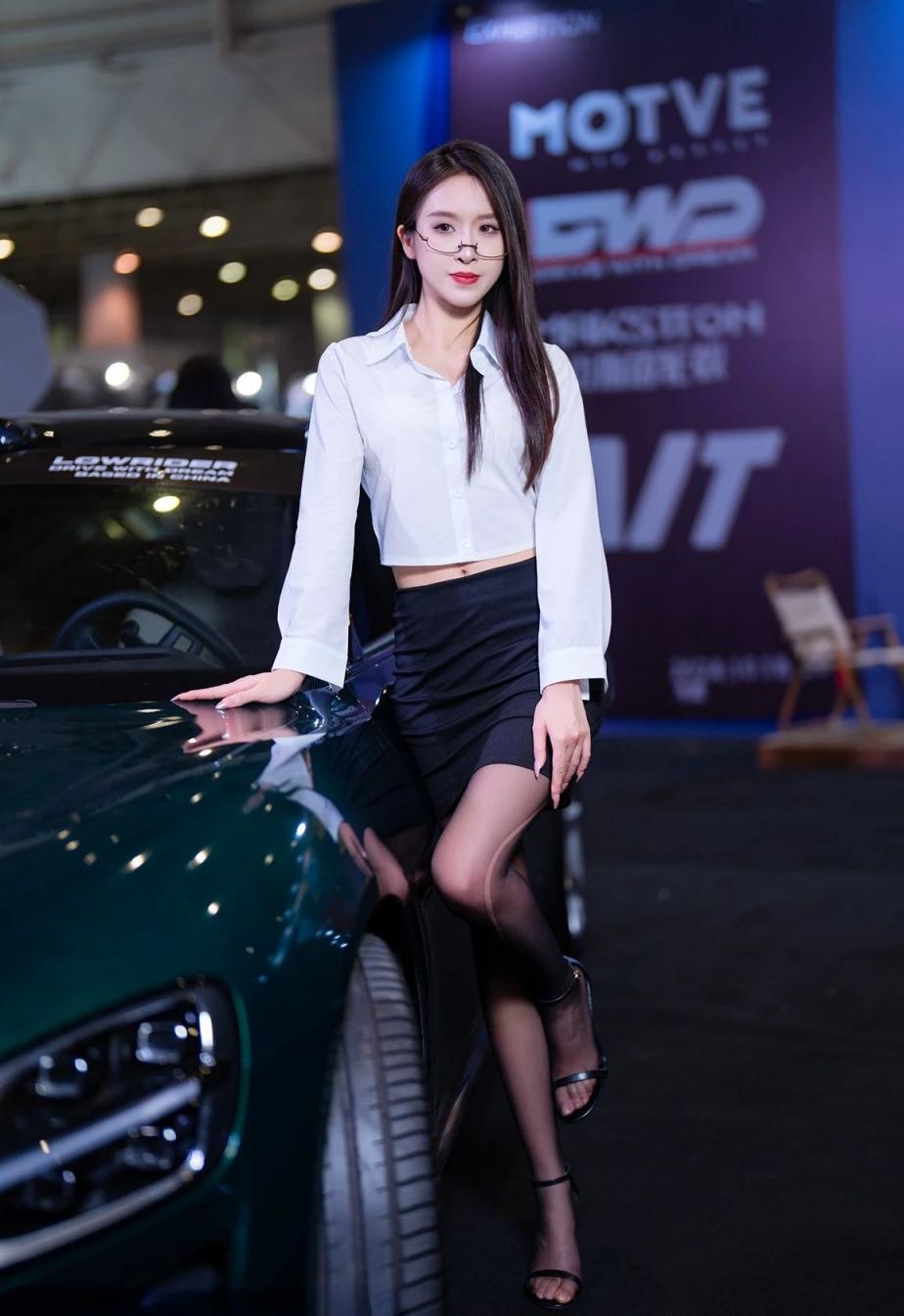 曼妙身材前凸后翘，太棒了