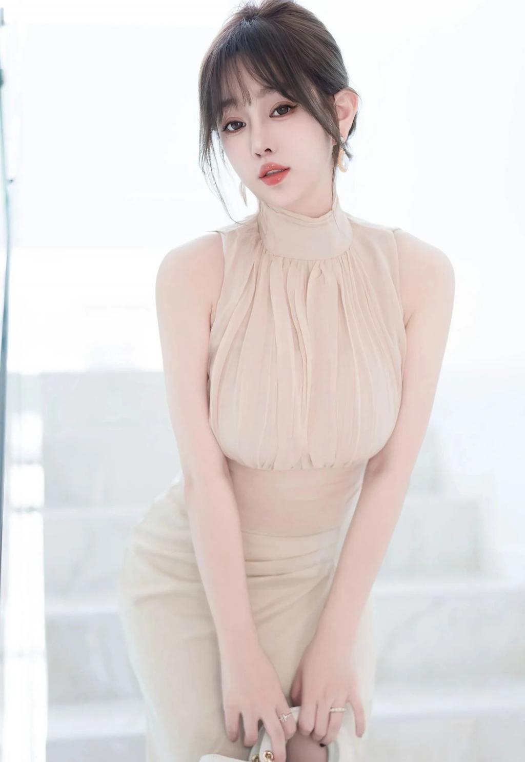 曼妙身材前凸后翘，太棒了