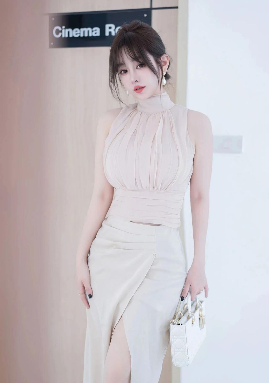 曼妙身材前凸后翘，太棒了