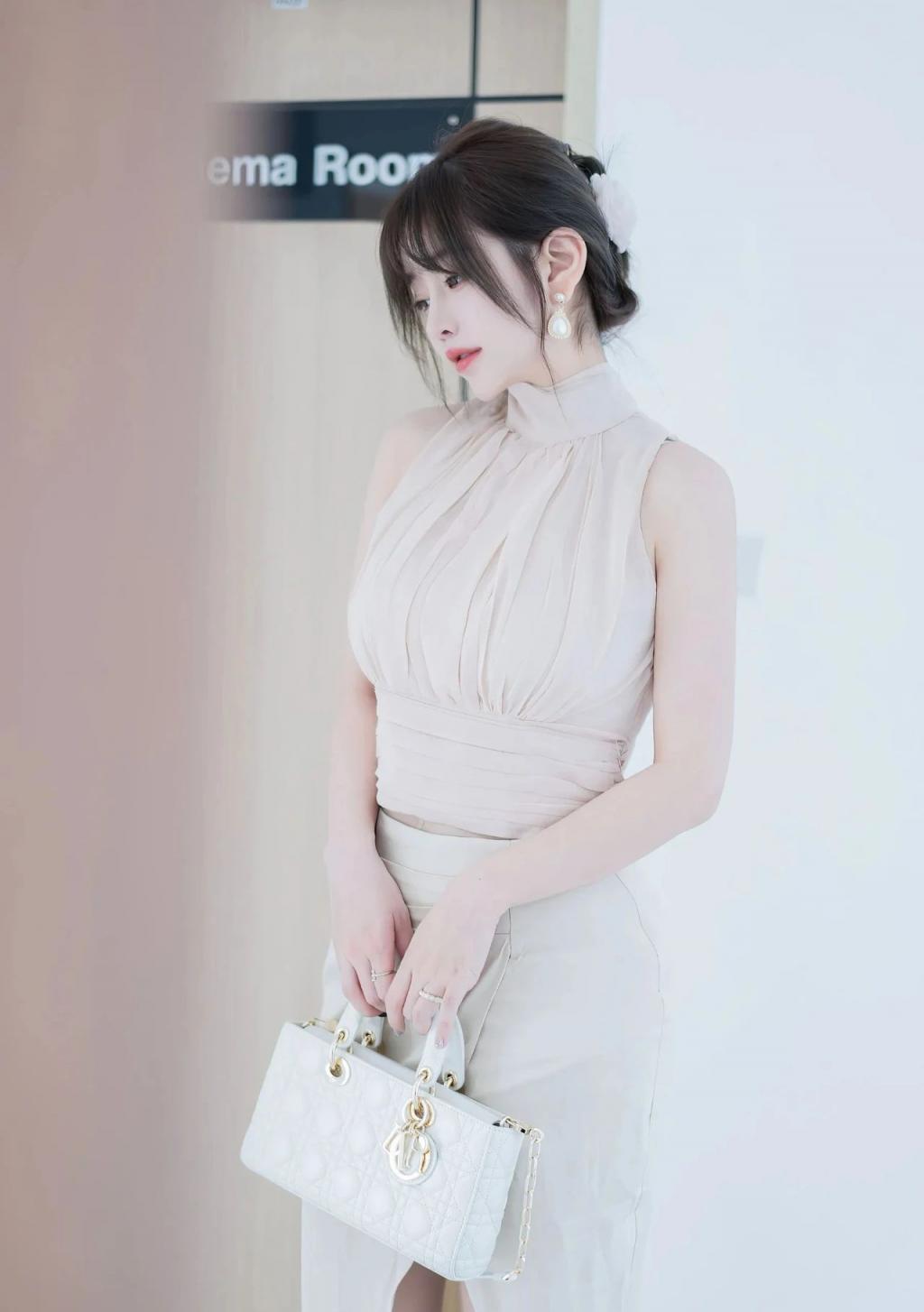 曼妙身材前凸后翘，太棒了