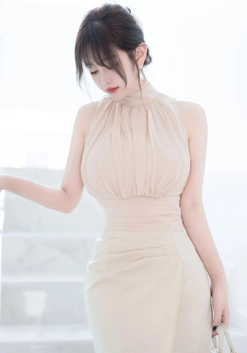 曼妙身材前凸后翘，太棒了