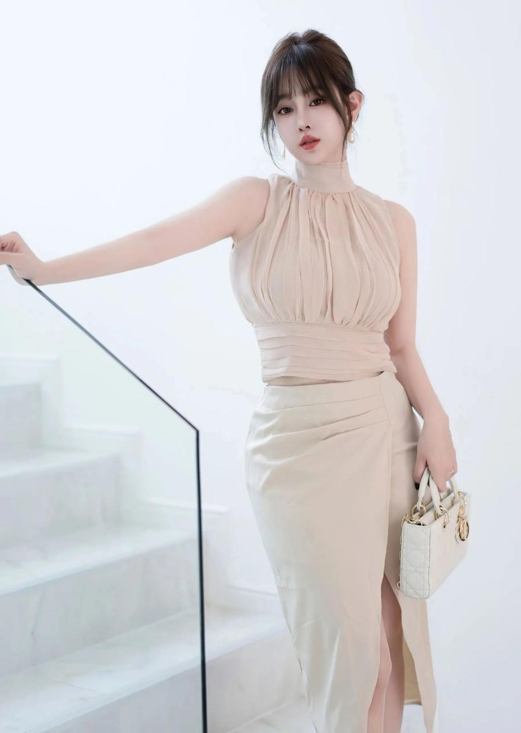 曼妙身材前凸后翘，太棒了