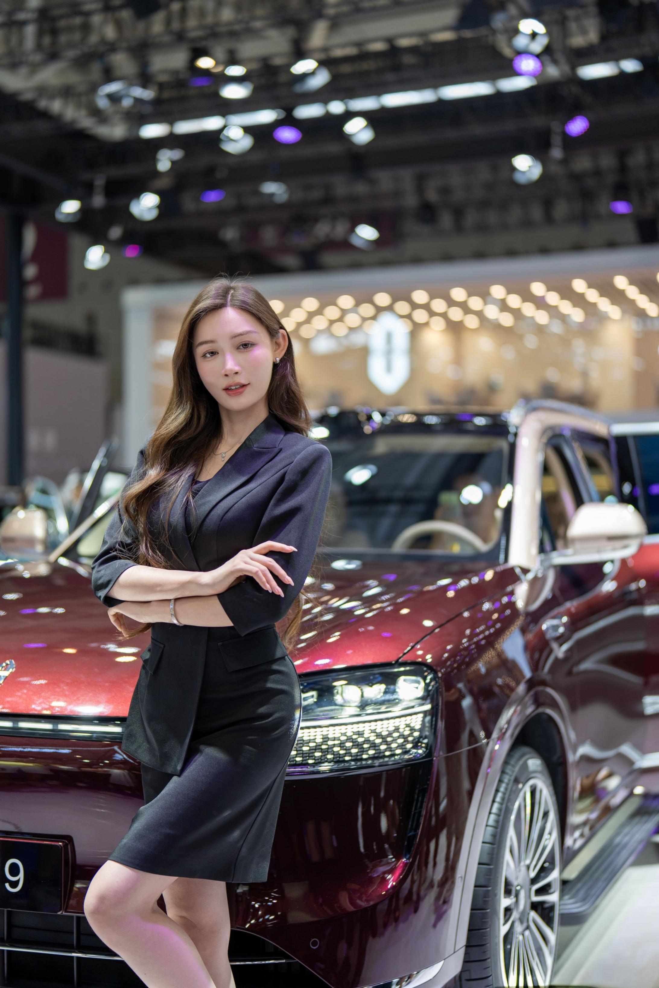 赏心悦目的气质车模