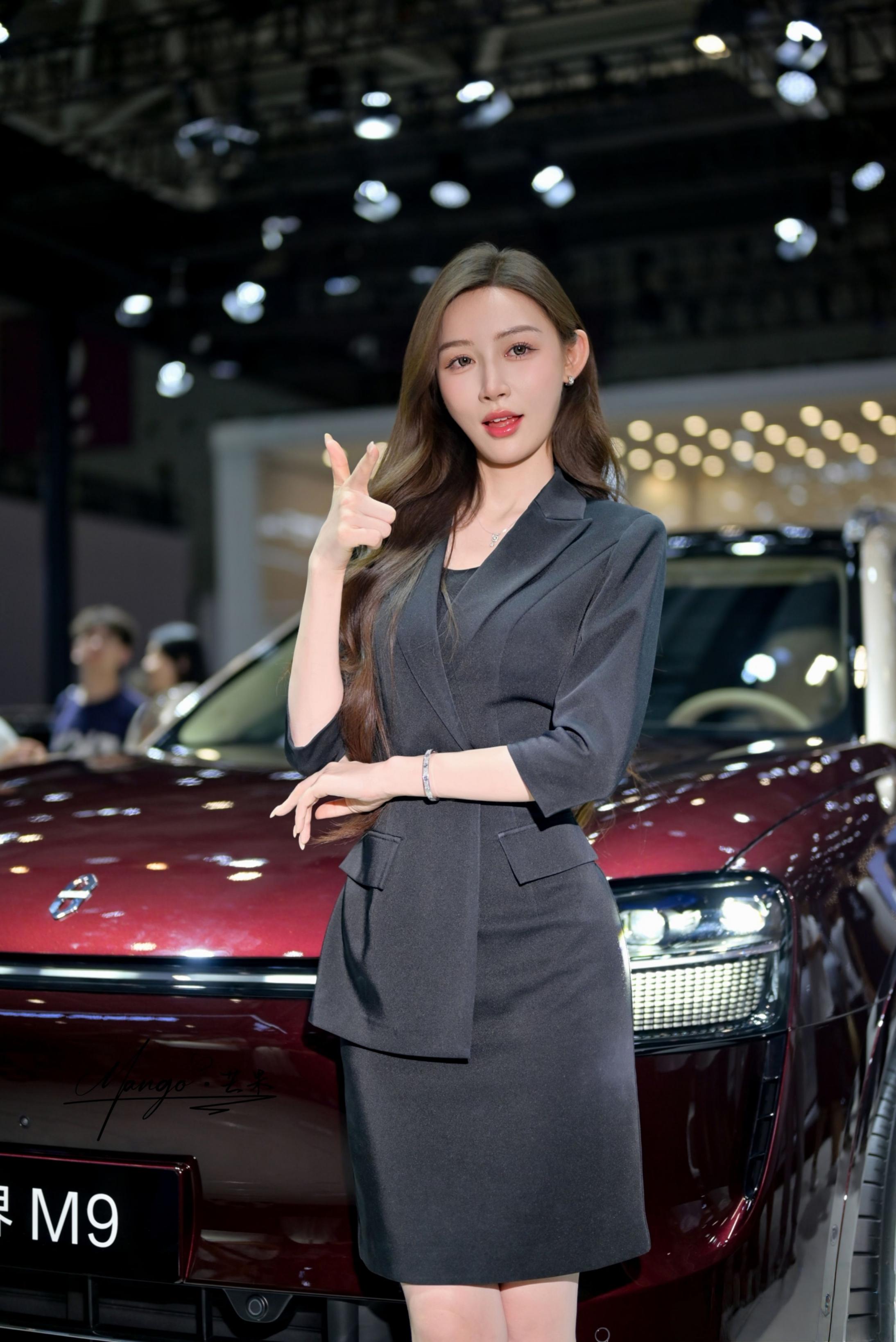 赏心悦目的气质车模