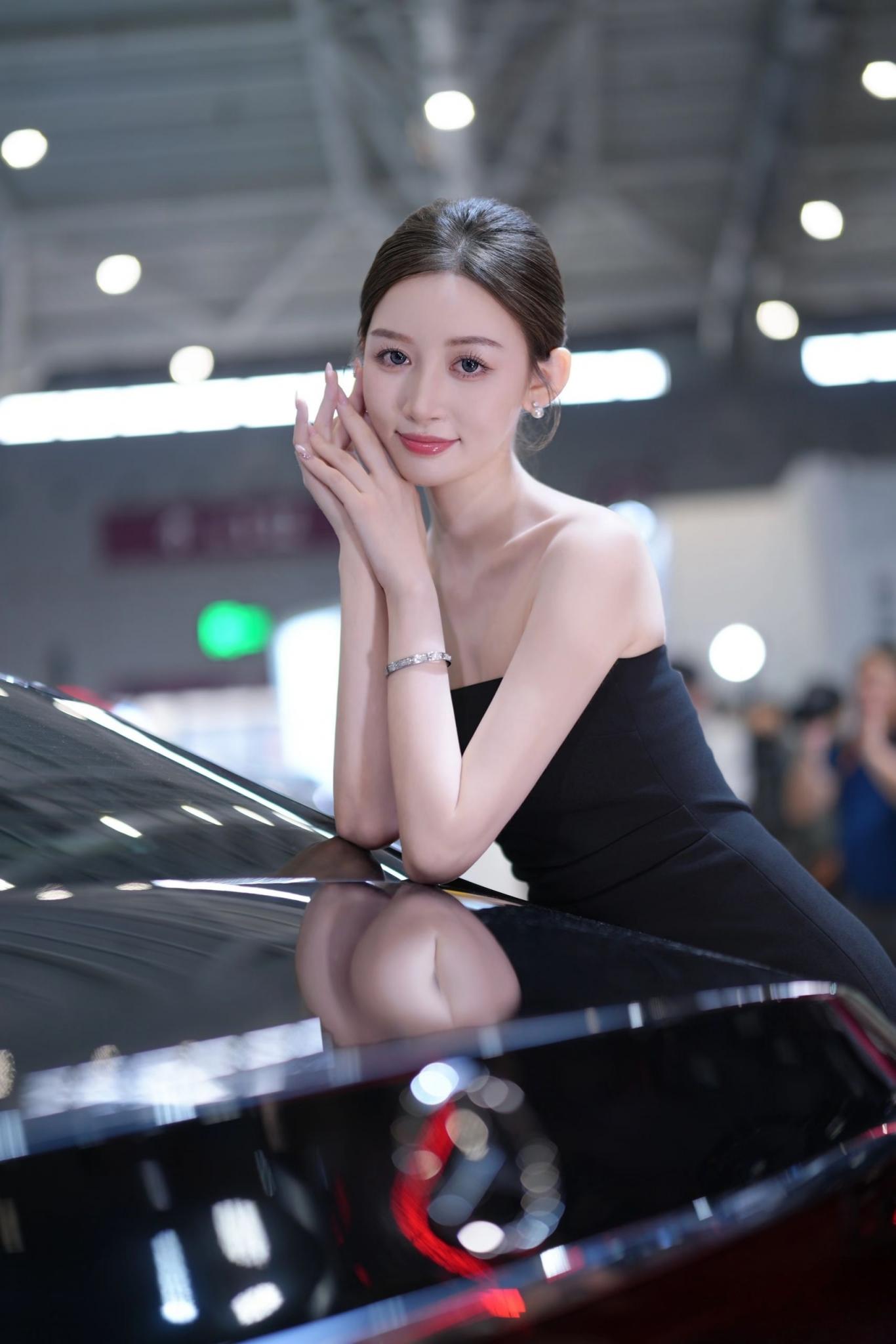 赏心悦目的气质车模