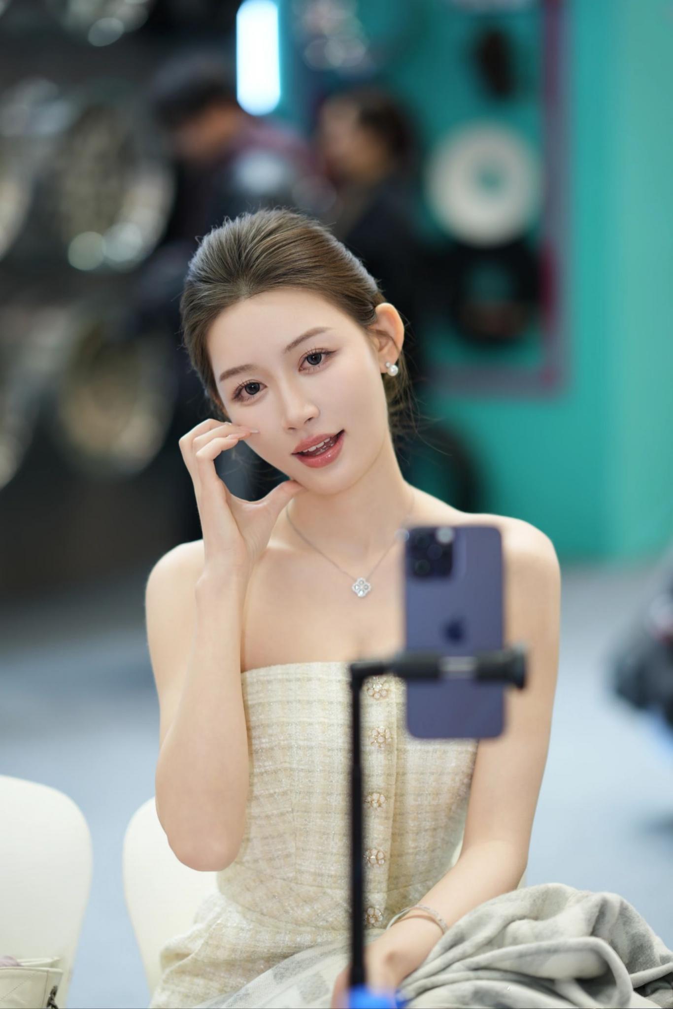 赏心悦目的气质车模