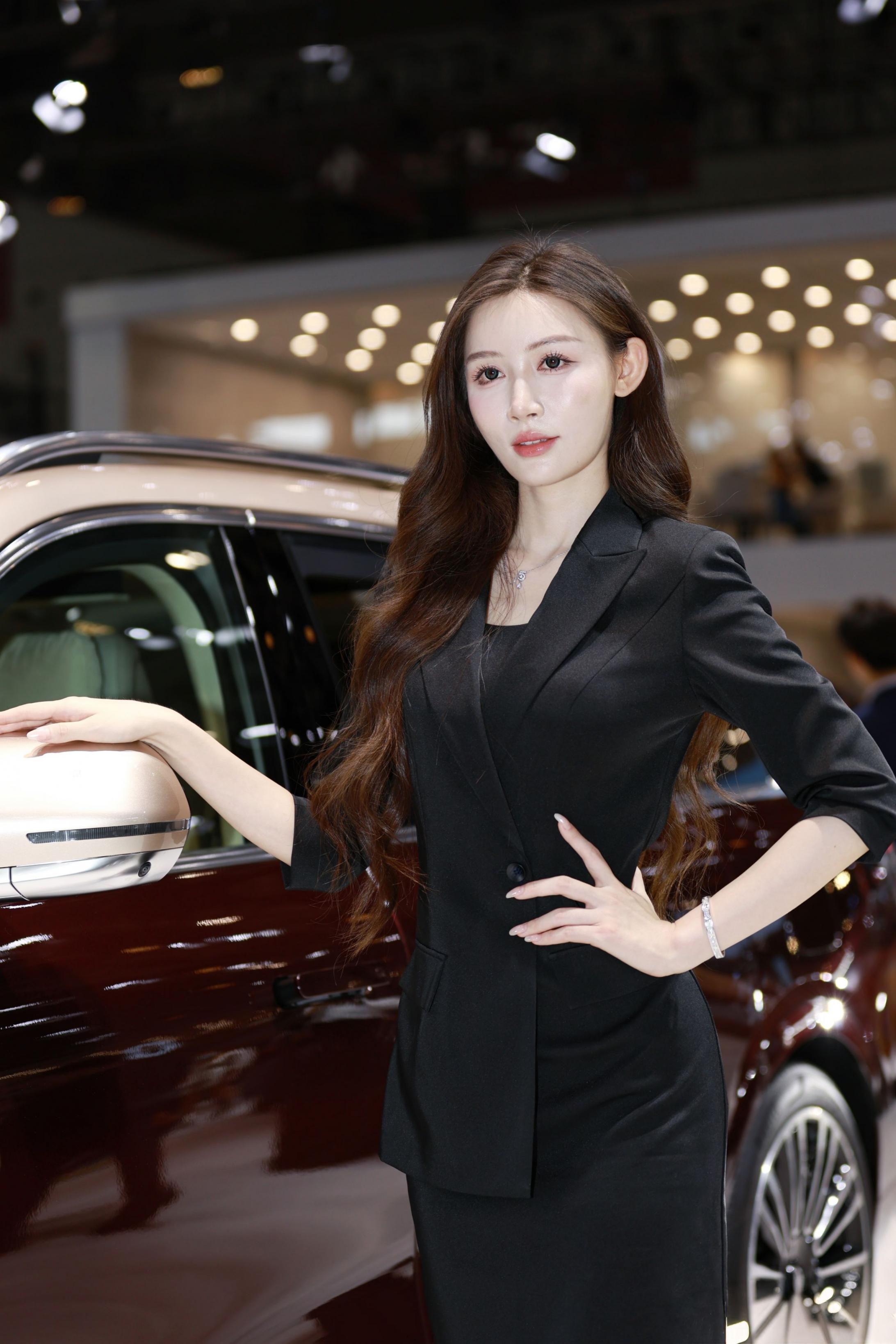 赏心悦目的气质车模