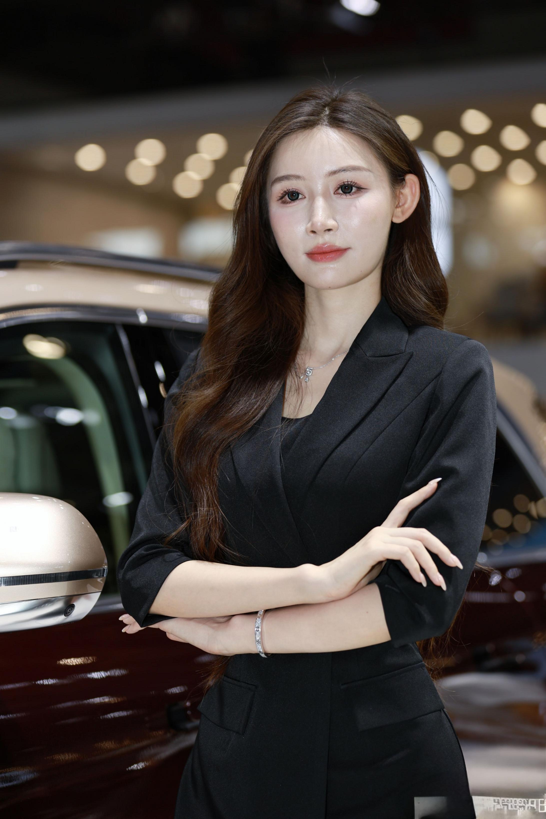 赏心悦目的气质车模