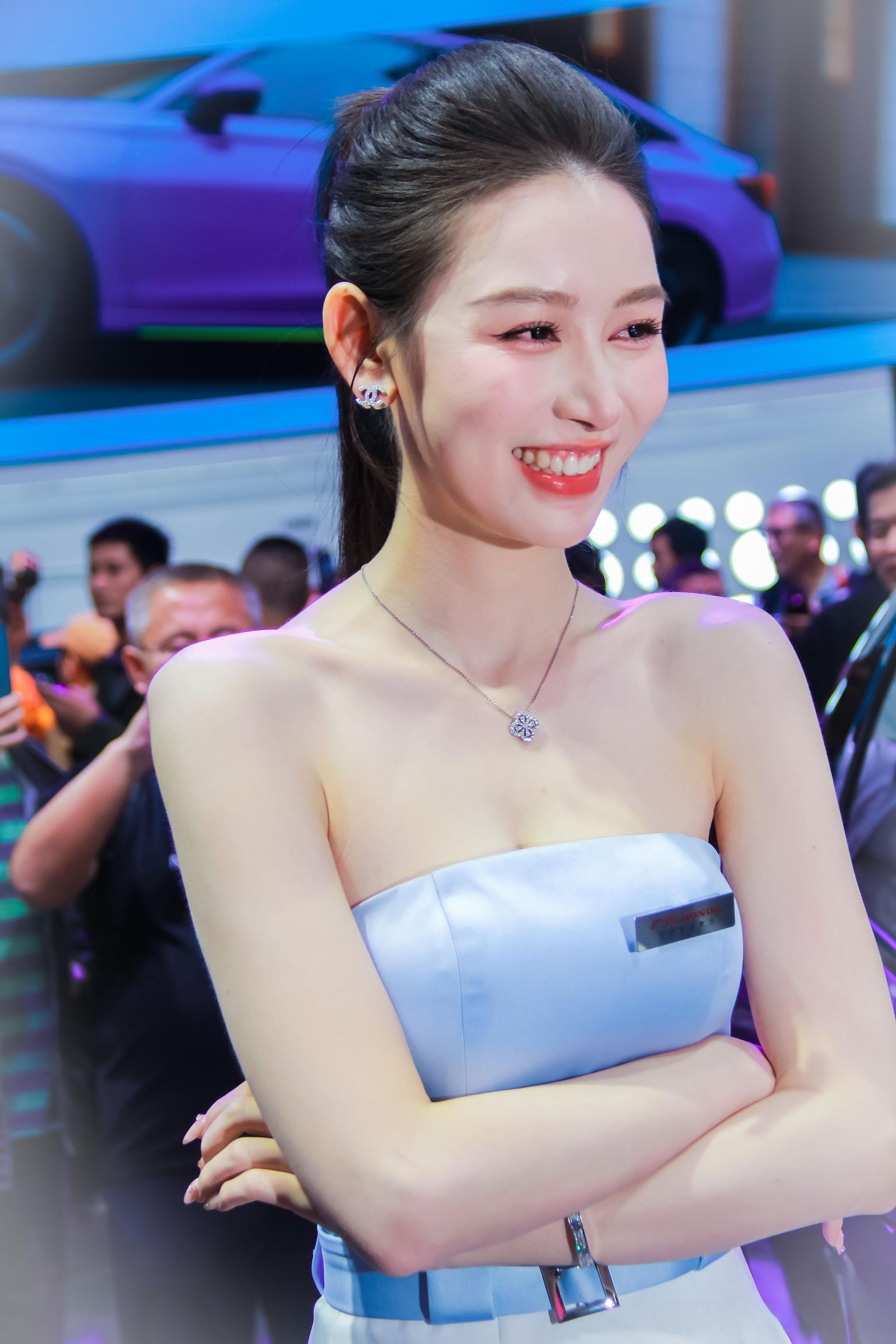 赏心悦目的气质车模