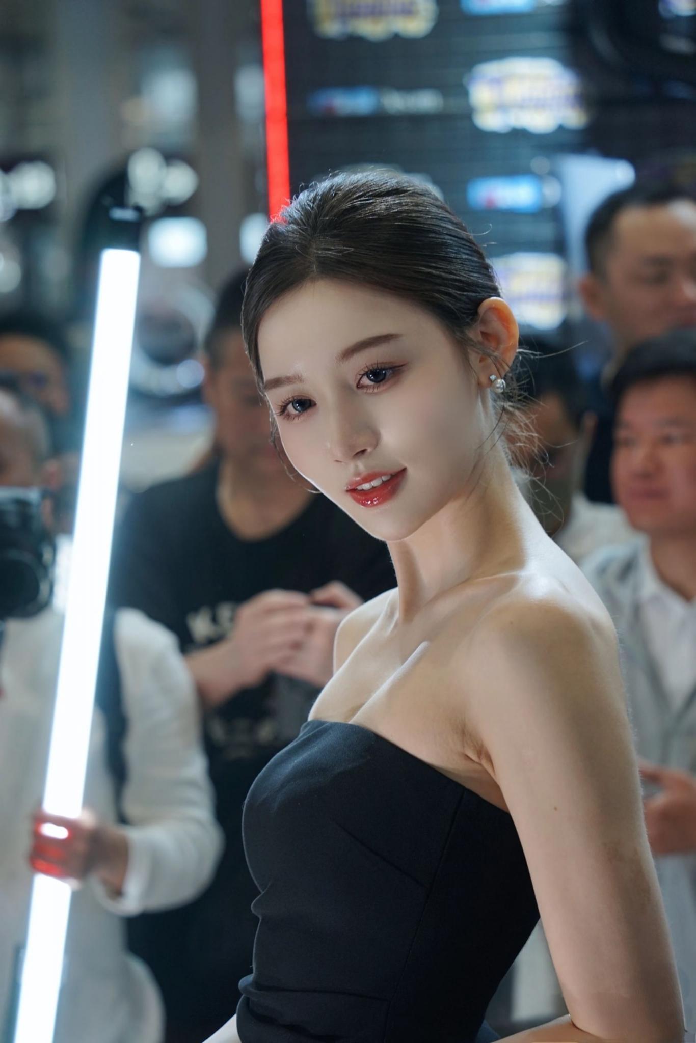 赏心悦目的气质车模