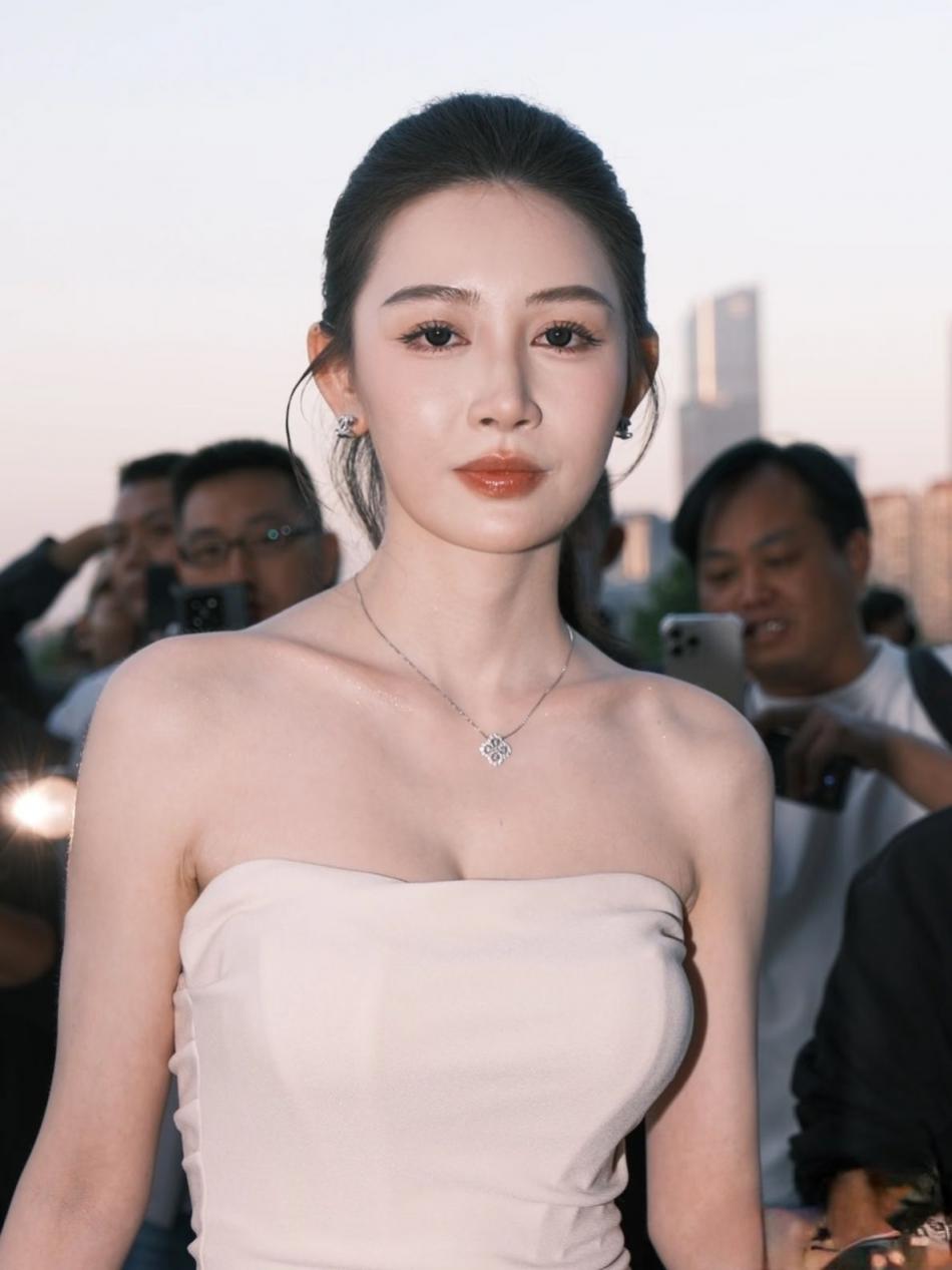 赏心悦目的气质车模