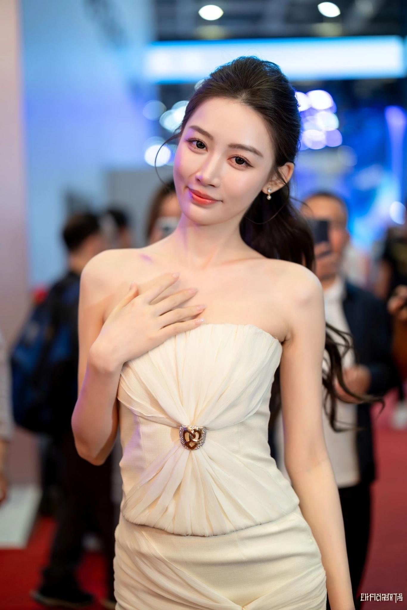 赏心悦目的气质车模