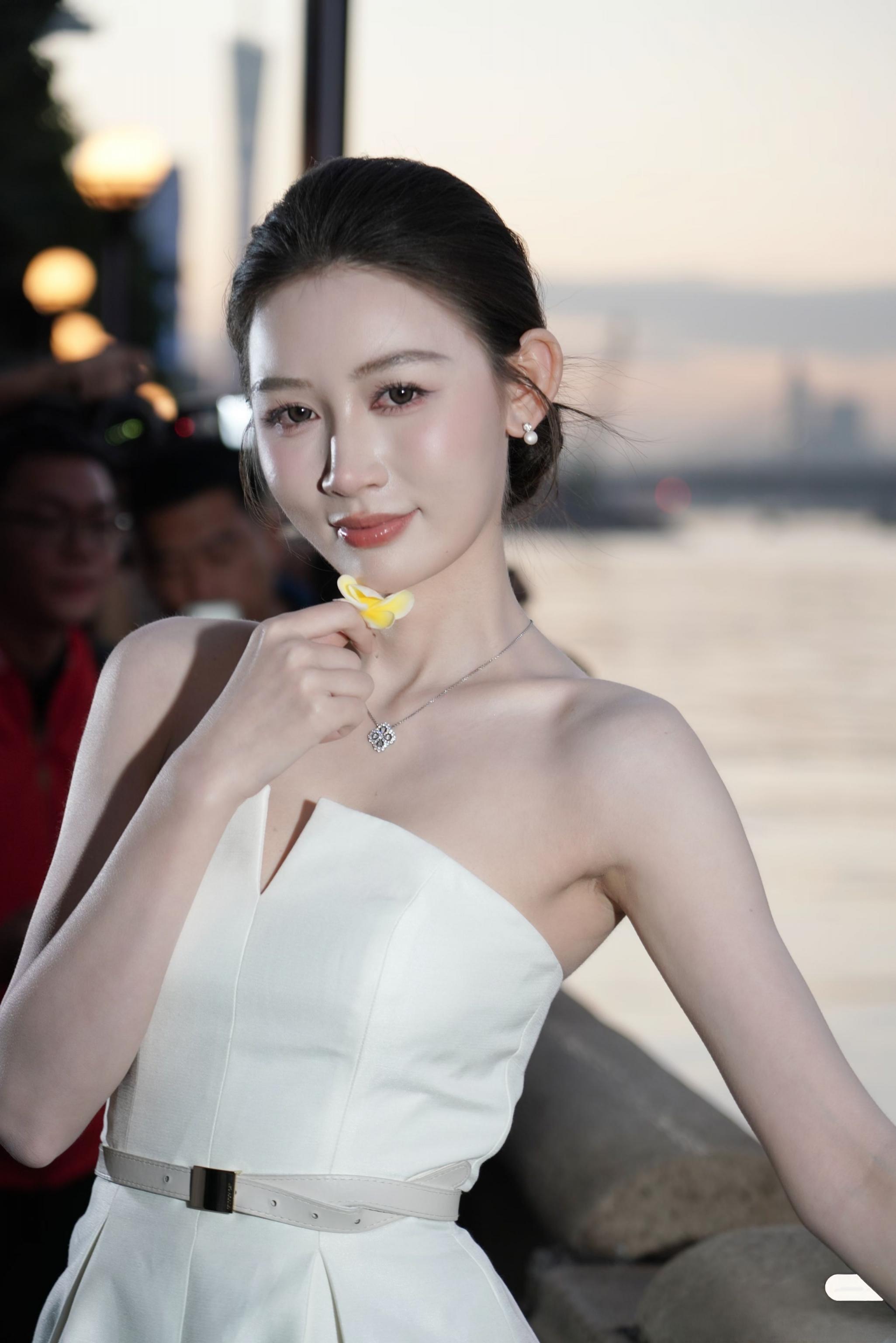 赏心悦目的气质车模