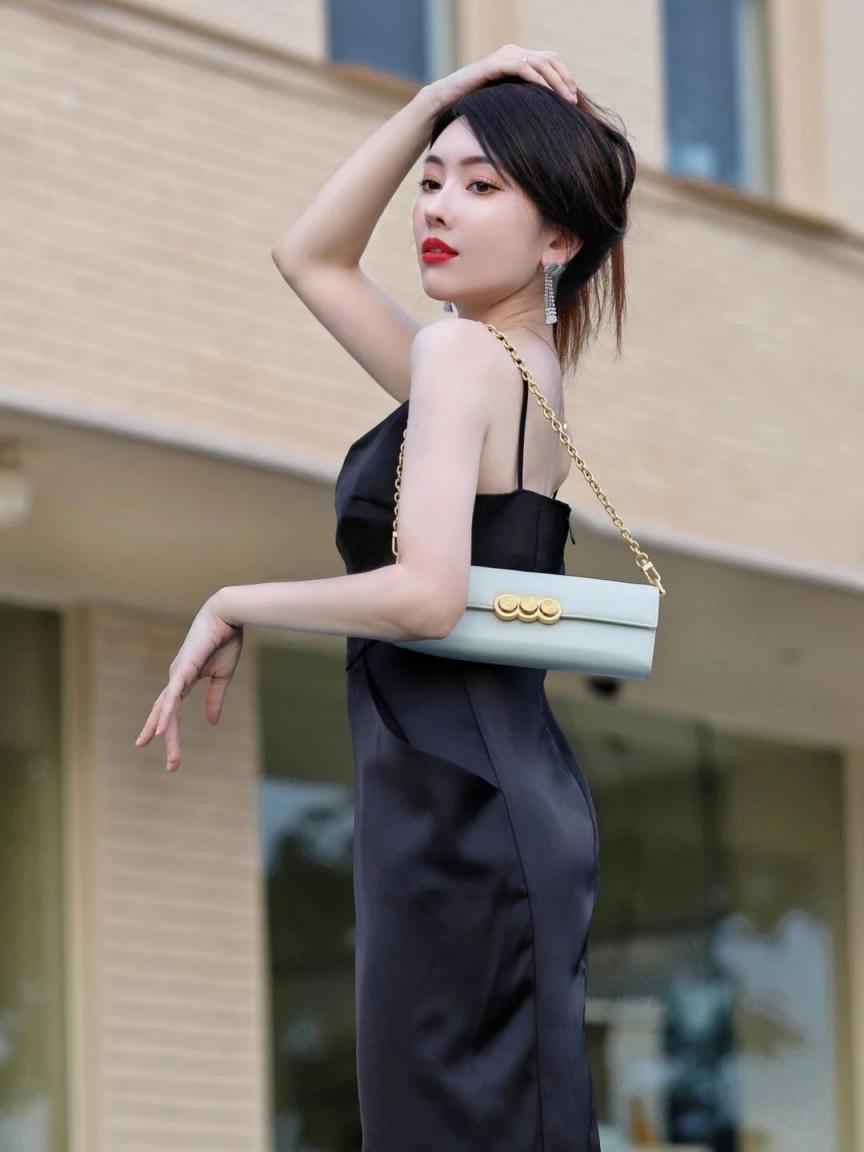 纤腰美腿，太有气质了