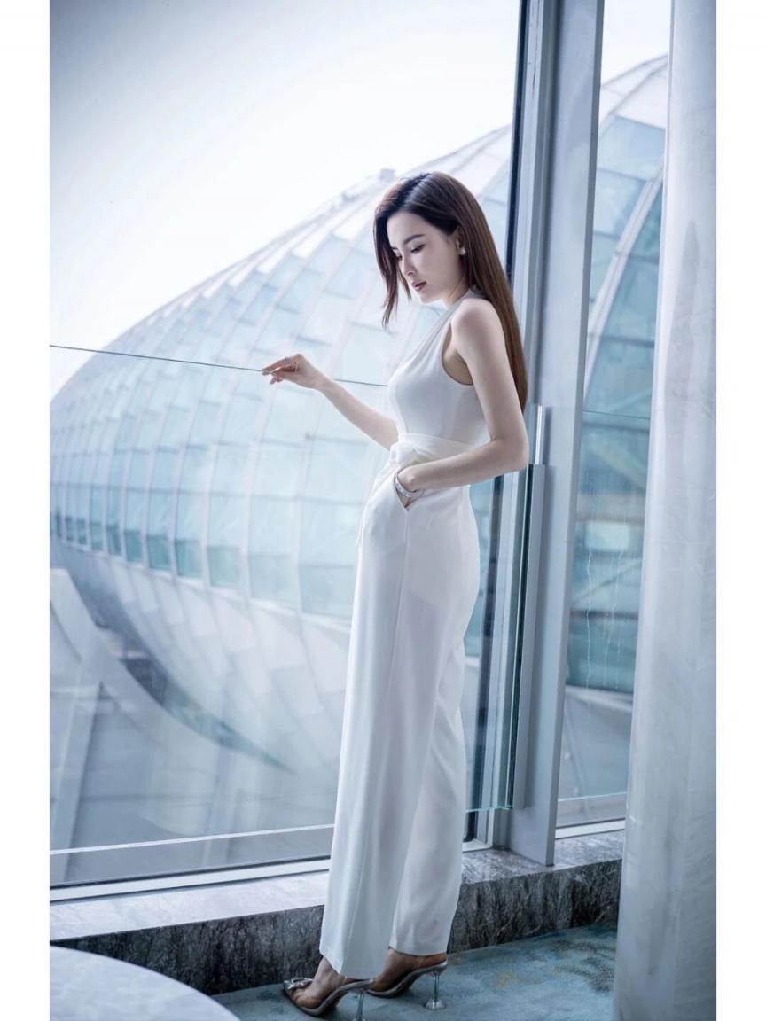 纤腰美腿，太有气质了