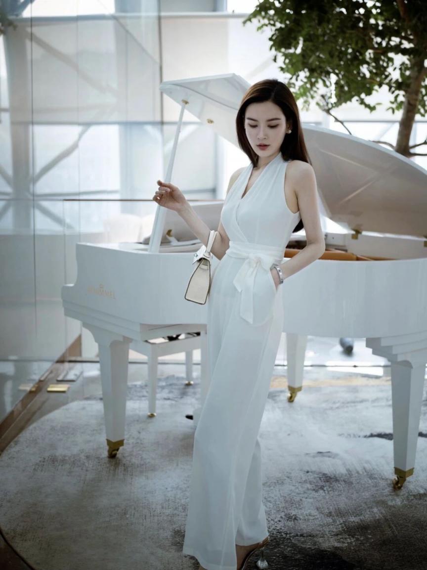 纤腰美腿，太有气质了