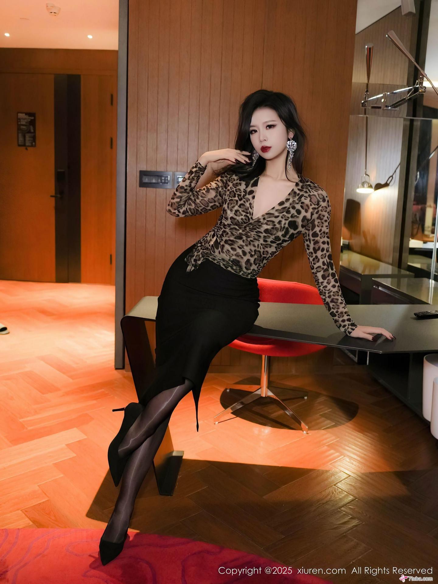 性感美图 豹纹秘书