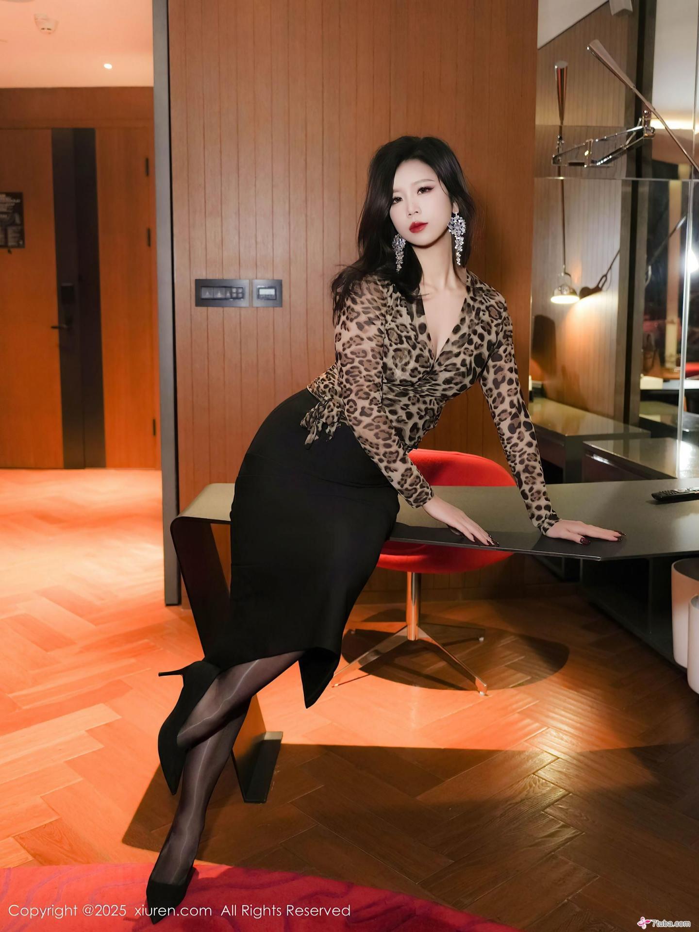 性感美图 豹纹秘书