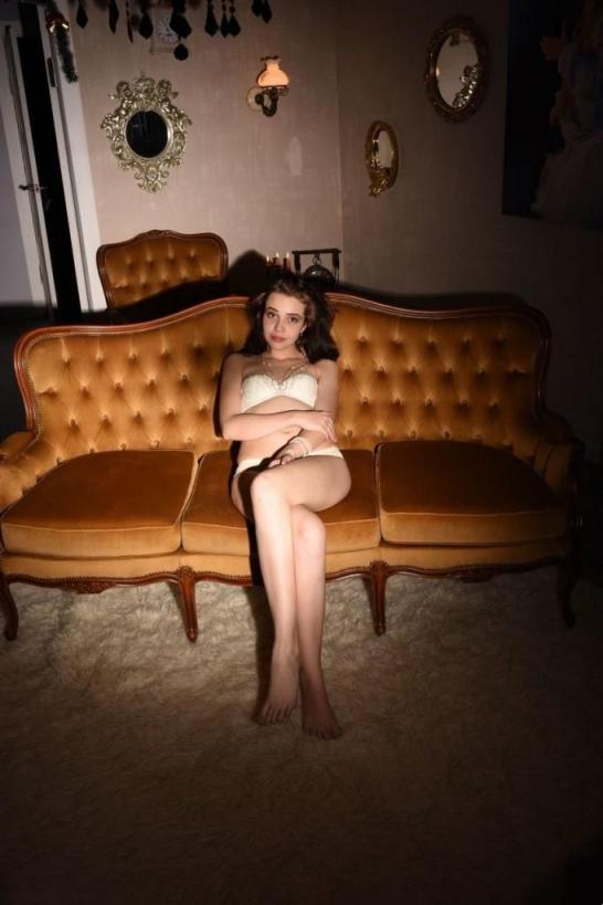 美女莉莉-桑兹脱去内衣，露出大屁股