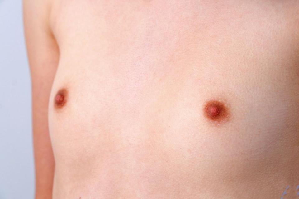 苗条少女 Ariel Tylor 在椅子上自慰前露出平坦的胸部