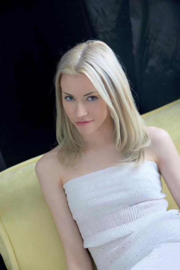 身穿白色性感连衣裙的纯情苗条少女