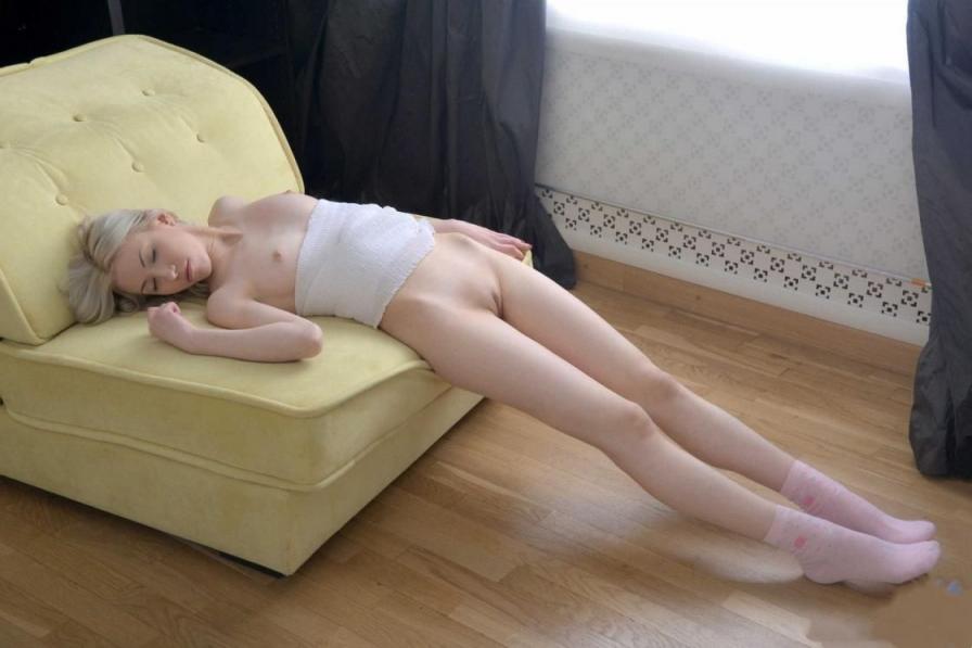 身穿白色性感连衣裙的纯情苗条少女