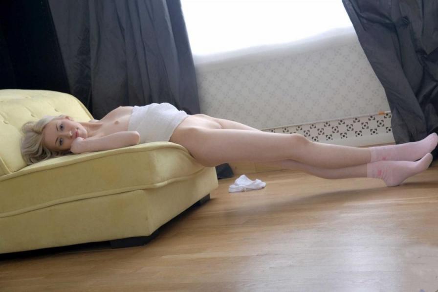 身穿白色性感连衣裙的纯情苗条少女