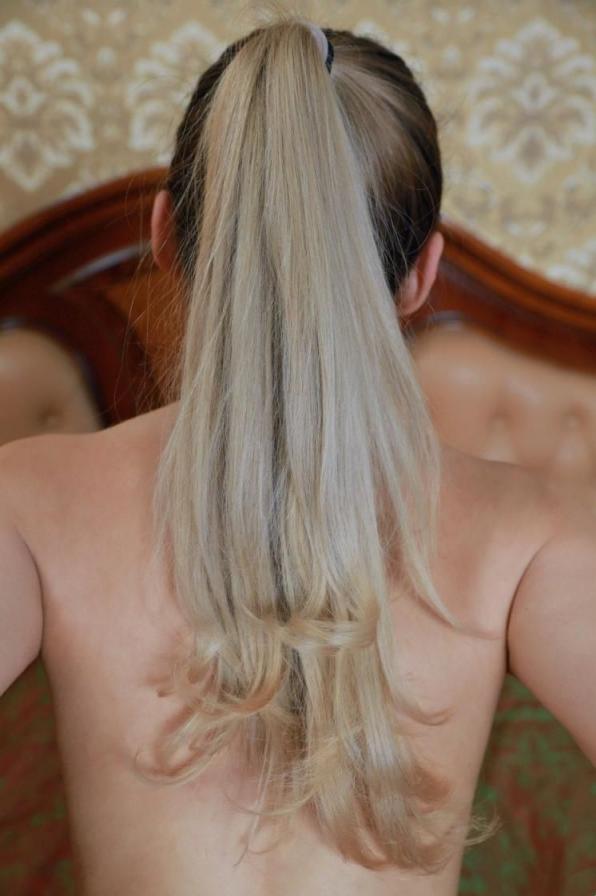 性欲发作美女身着白色紧身衣