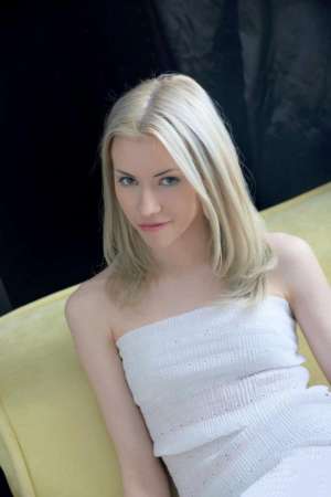 身穿白色性感连衣裙的纯情苗条少女