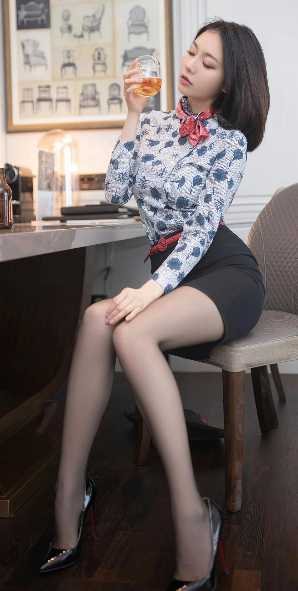 包臀裙高跟肉丝大长腿