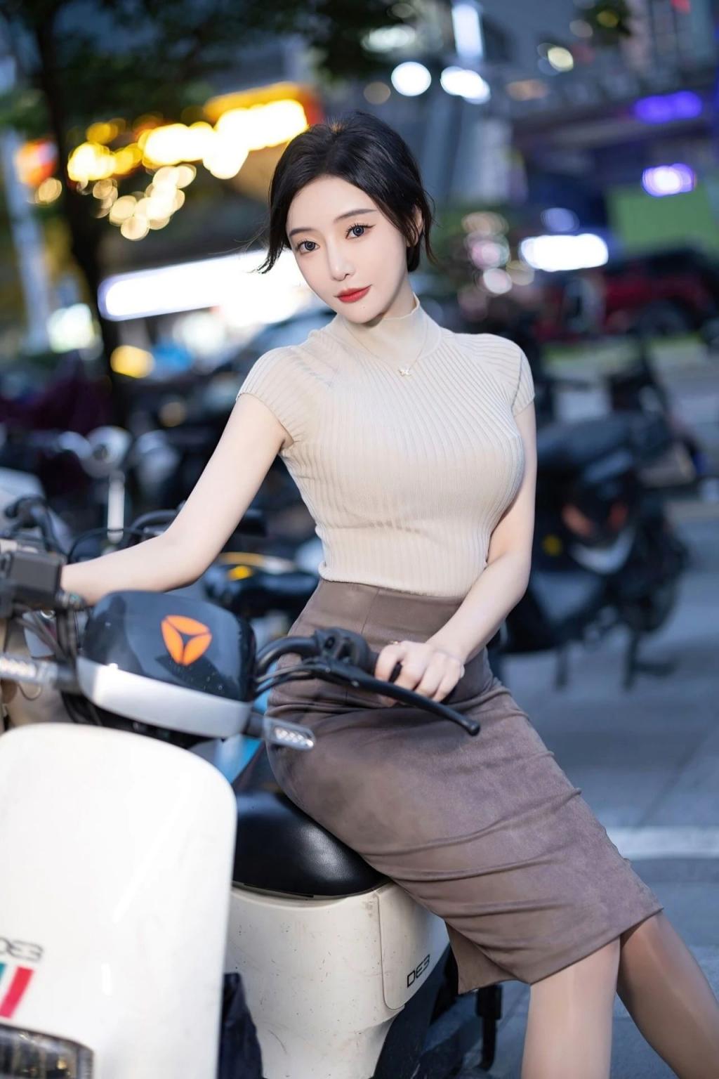 婉约气质少妇街拍写真