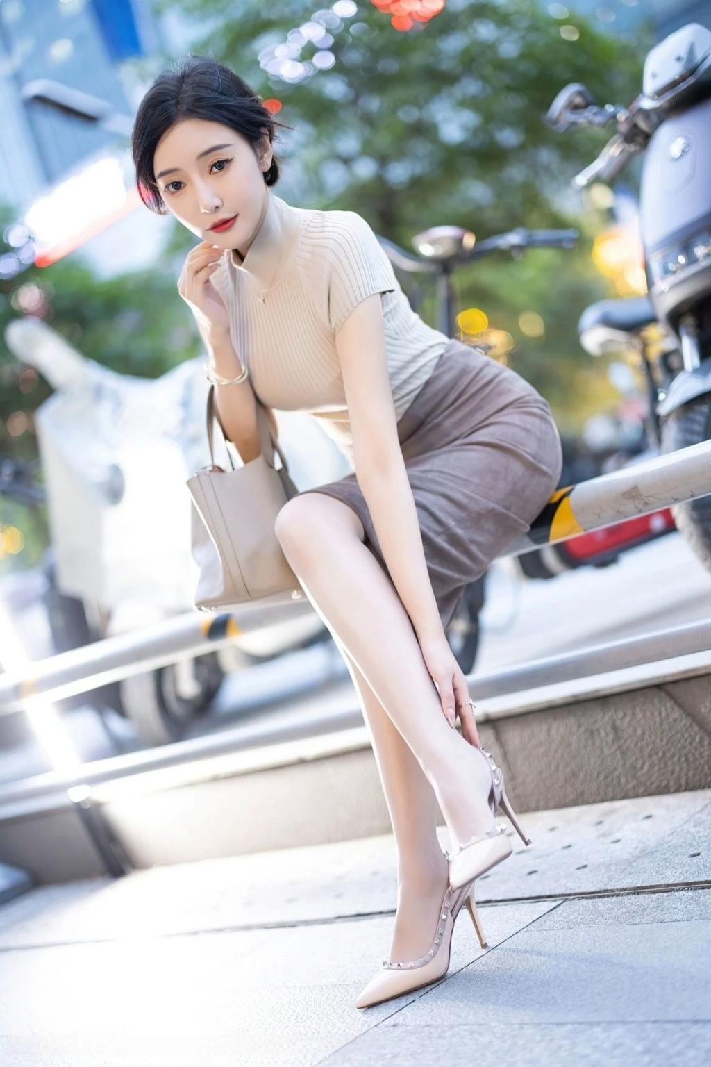 婉约气质少妇街拍写真