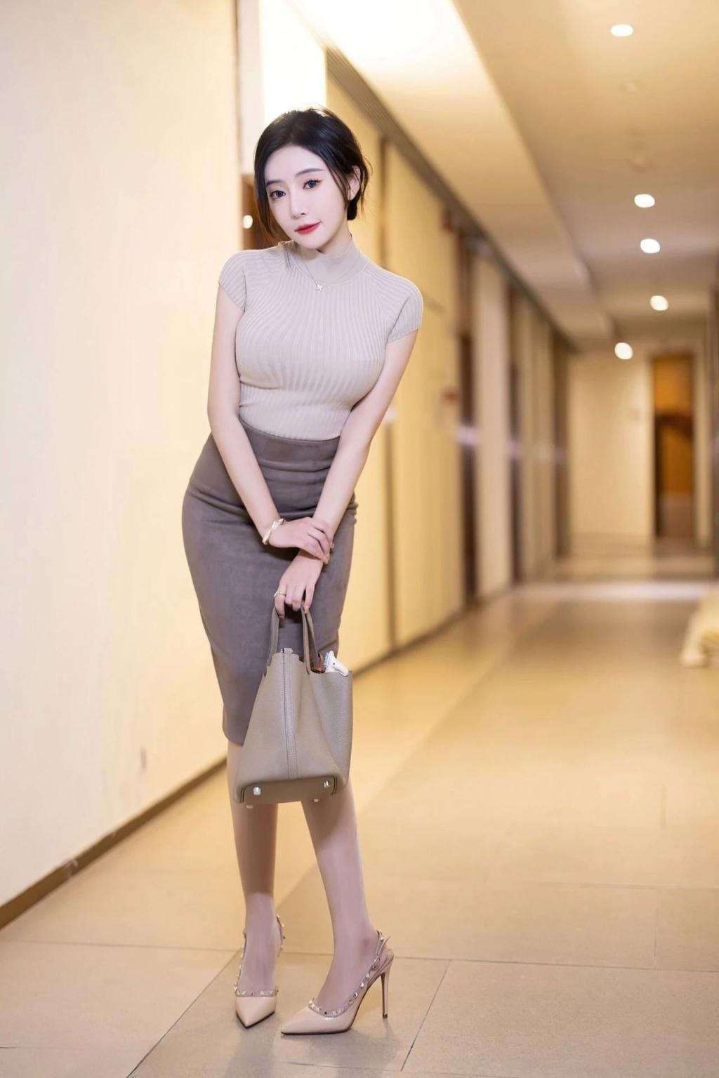 婉约气质少妇街拍写真