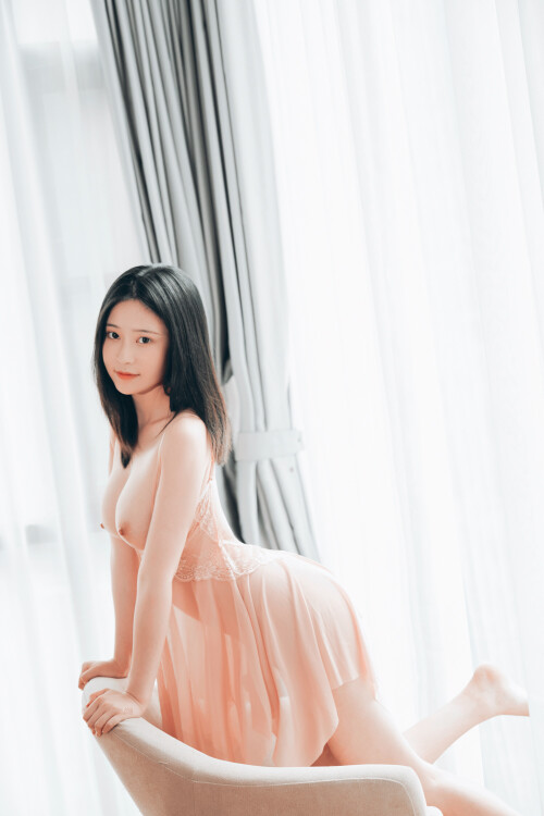 这奶子看上去挺拔的不错