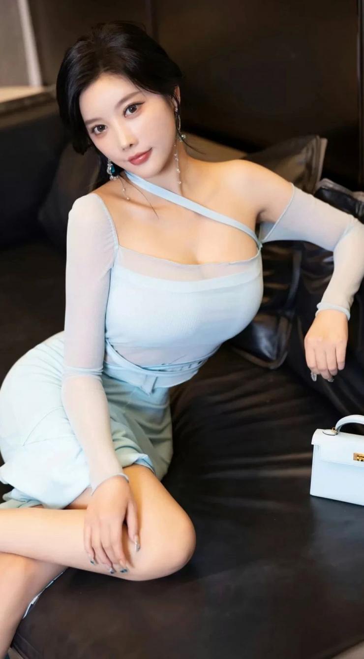 包臀裙高跟，秒变大长腿