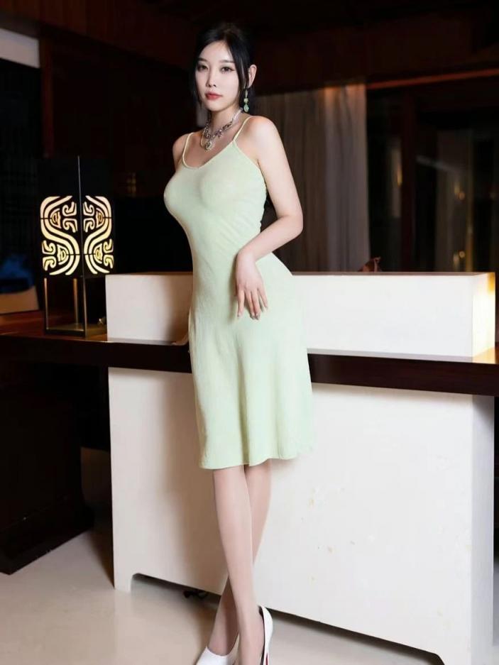 包臀裙高跟，秒变大长腿