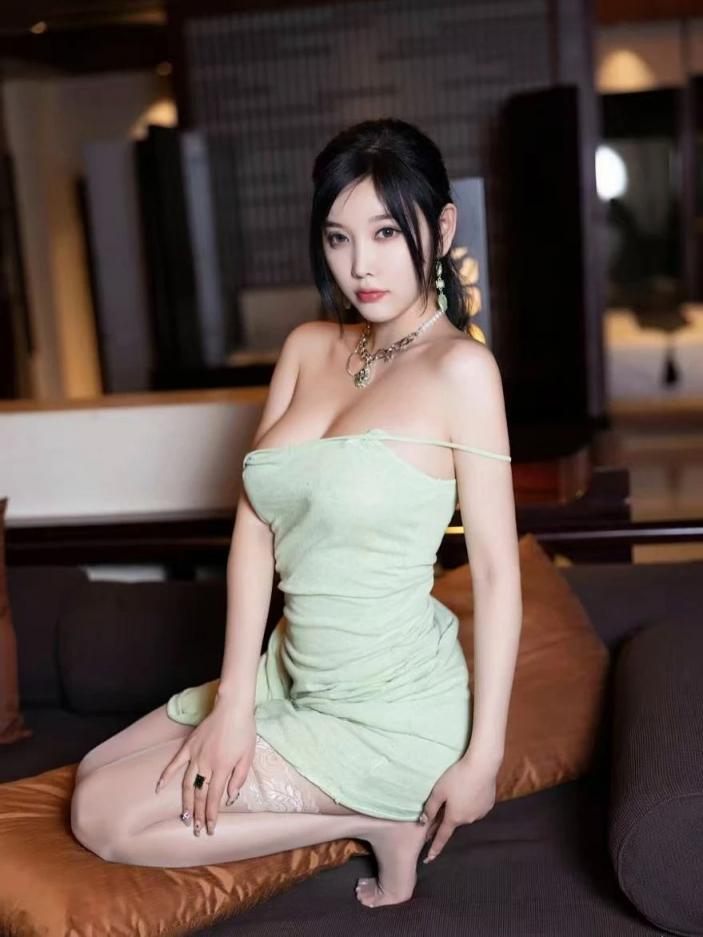 包臀裙高跟，秒变大长腿