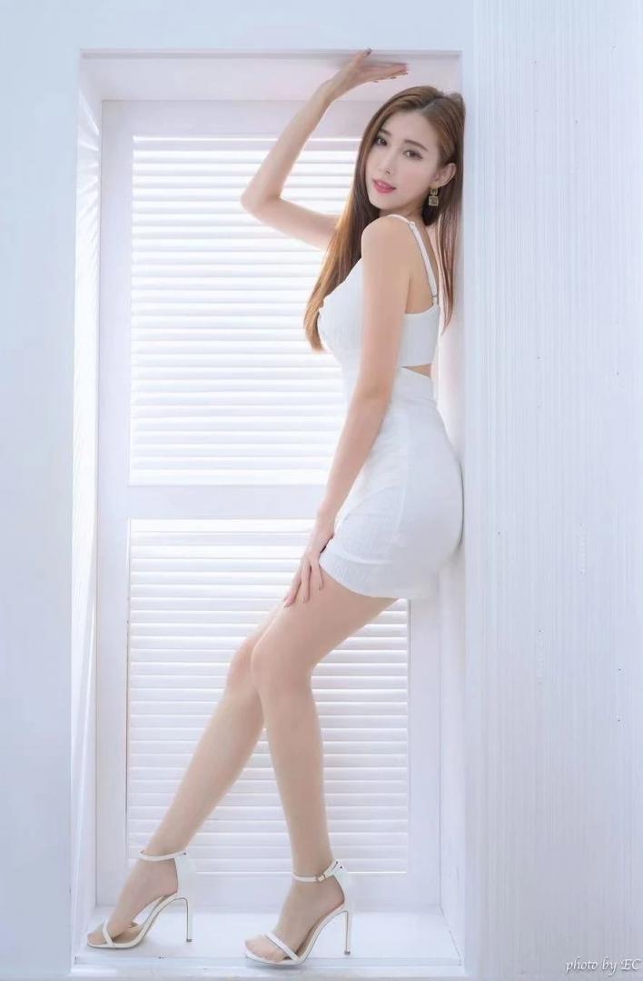 包臀裙高跟，秒变大长腿